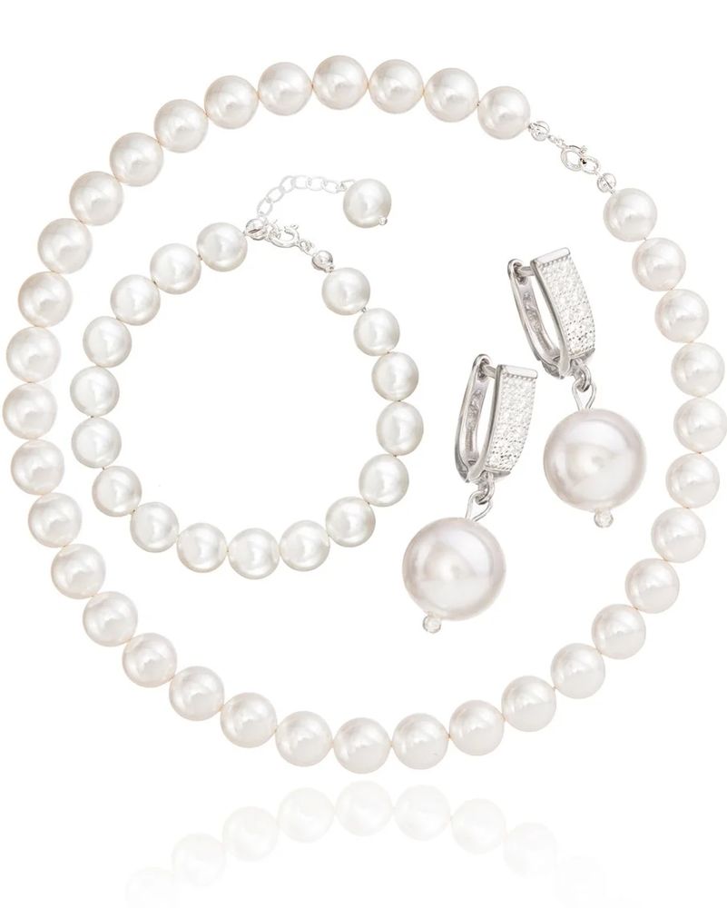 Packshot of a pearl set on a white background